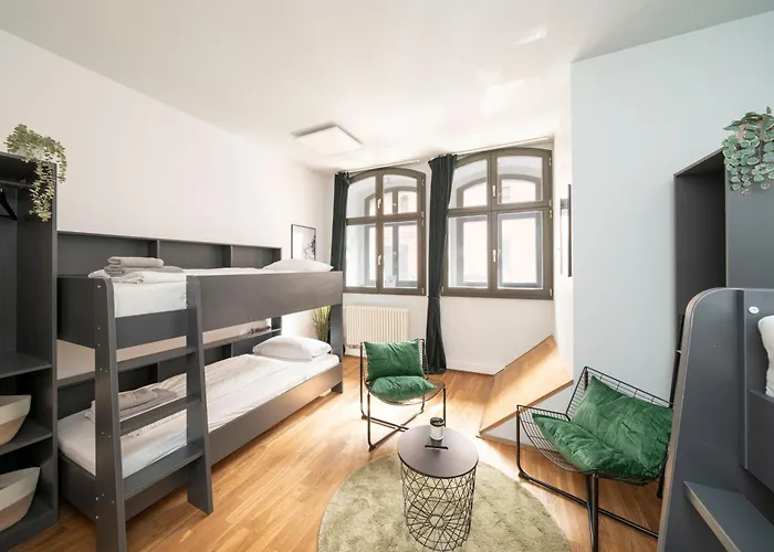 Homely - Central, Spacious, Rosenthaler Platz I Cafe Appartement Berlijn