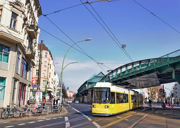 Homely - Central, Spacious, Rosenthaler Platz I Cafe Appartement Berlijn