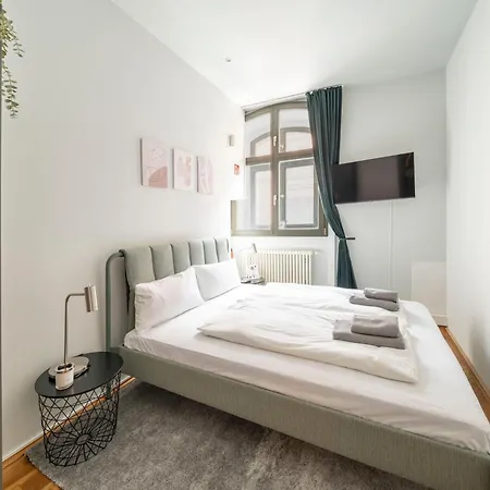 Homely - Central, Spacious, Rosenthaler Platz I Cafe شقة