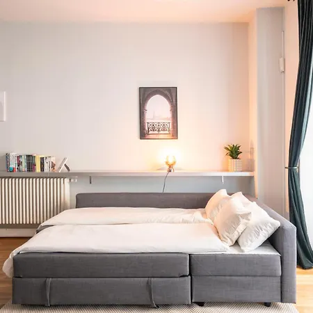 Homely - Central, Spacious, Rosenthaler Platz I Cafe شقة