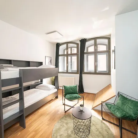 Homely - Central, Spacious, Rosenthaler Platz I Cafe Apartment Berlin