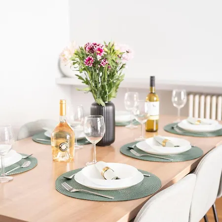 Homely - Central, Spacious, Rosenthaler Platz I Cafe برلين
