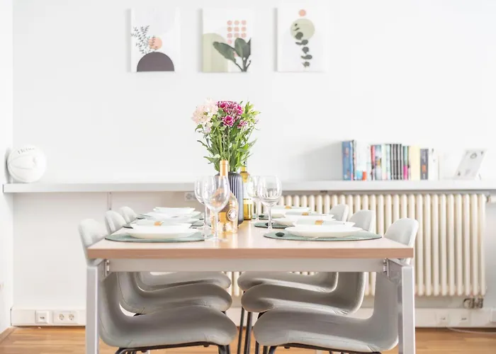 Homely - Central, Spacious, Rosenthaler Platz I Cafe ベルリン