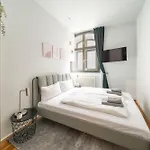 Homely - Central, Spacious, Rosenthaler Platz I Cafe 아파트